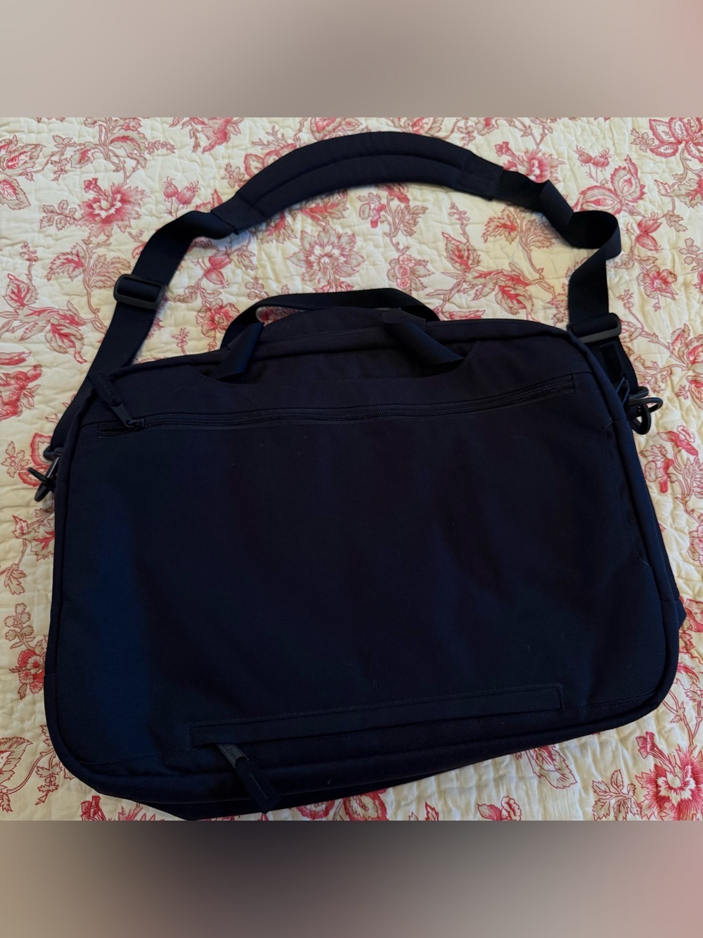 Beautiful New L.L. Bean Black Men's Messenger Bag! - Picture 3 of 8